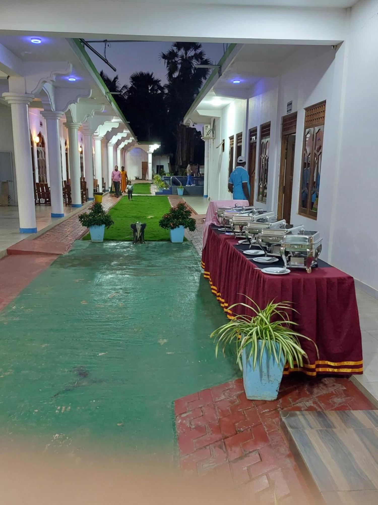 Mrd Beach Hotel Trincomalee Exterior photo